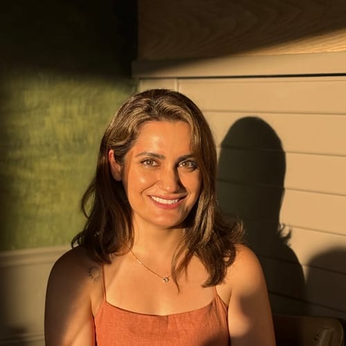 Headshot of Parisa Waisi, LICENSED_PSYCHOLOGIST