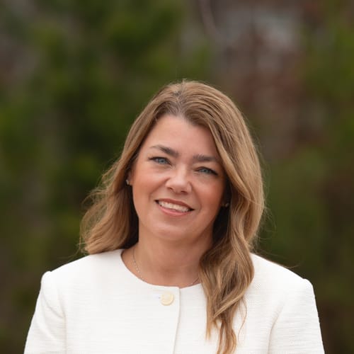 Headshot of Jennifer Lutz, LCSW