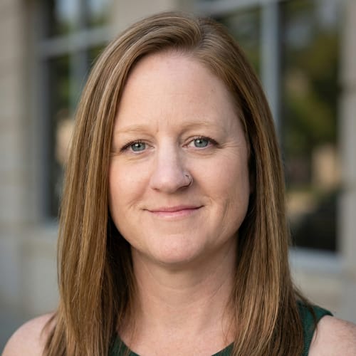 Headshot of Elizabeth Arauz, LCSW