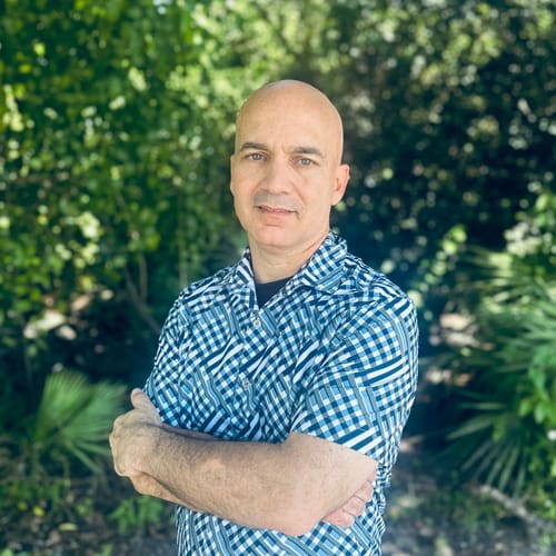 Headshot of Roberto Hernandez, APRN