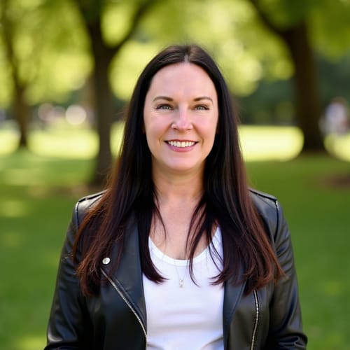 Headshot of Laurie McGuire, LCSW