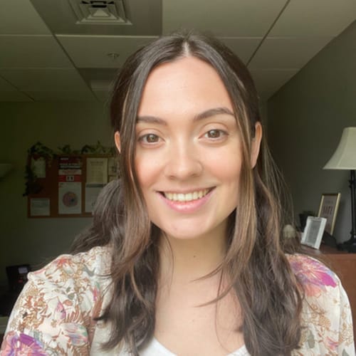 Headshot of Daniella Minelli, LPC