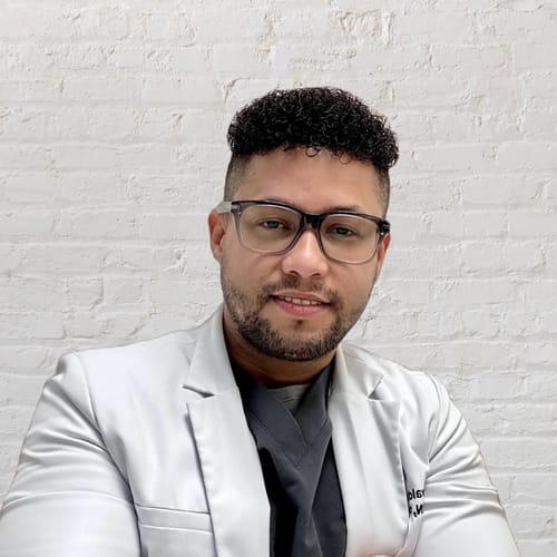 Headshot of Osvaldo Vazquez Bueno, APRN