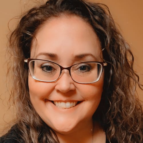 Headshot of Tina Zapetis, LCSW