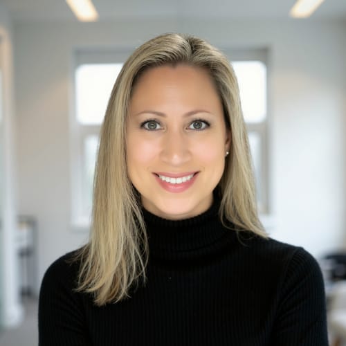 Headshot of Karin Woo Garcia, LMFT