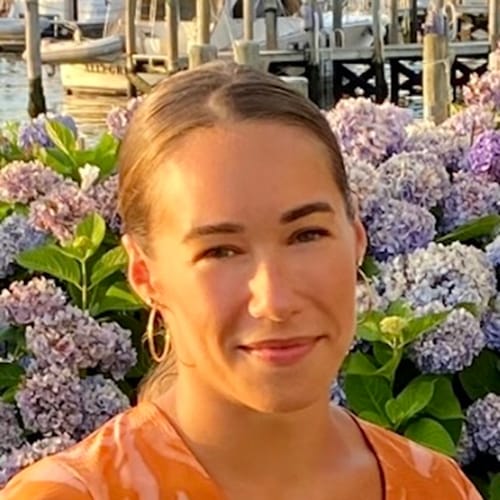 Headshot of Lindsay Broatch, LPC