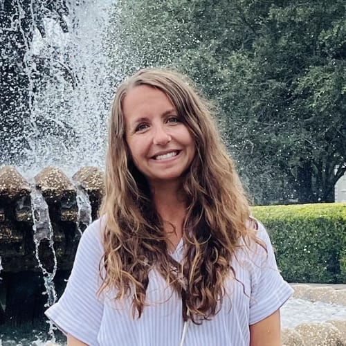 Headshot of Lindsay Travers, LICSW