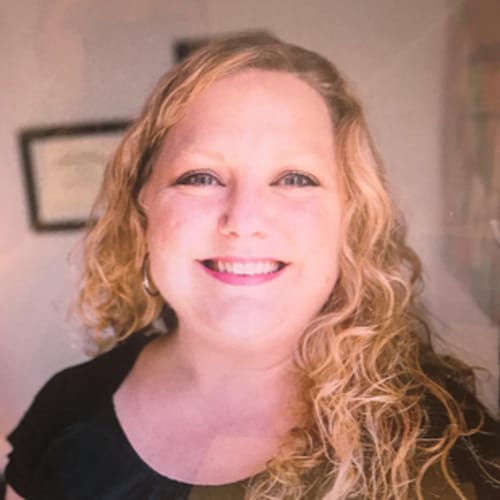 Headshot of Leslie Earl, LPC