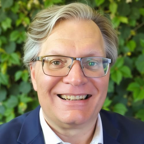 Headshot of Sam Moses, LCSW