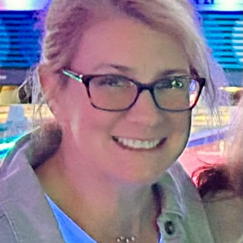 Headshot of Leslie Hunt, LCSW