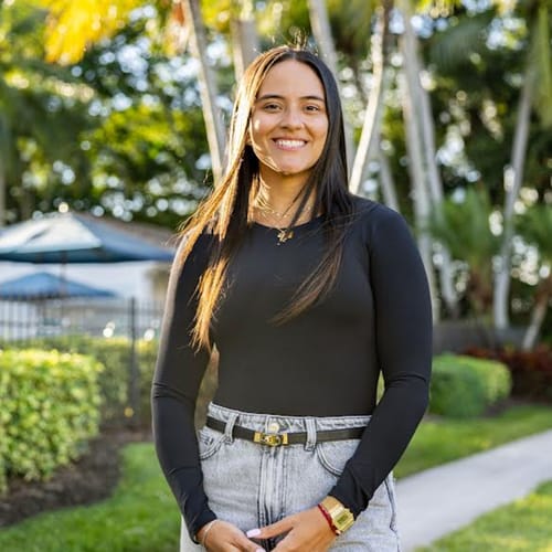 Headshot of Vania Astudillo, LCSW
