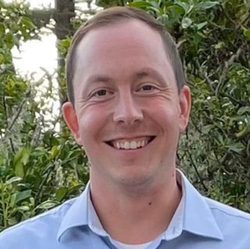 Headshot of Elliot Jones, LPCC
