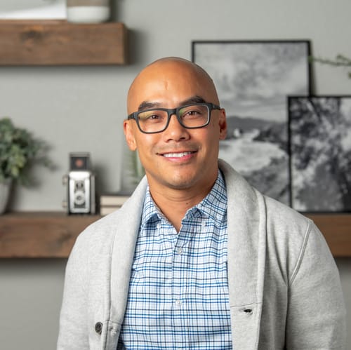 Headshot of Vuong Vo, LCSW