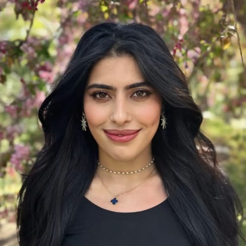 Headshot of Israa Hussein, LPC