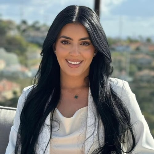 Headshot of Minne Younis, LMFT