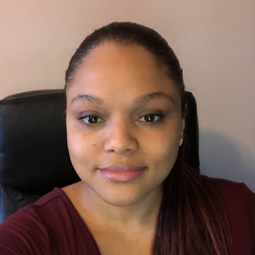 Headshot of Yelinee Guzman, LPC