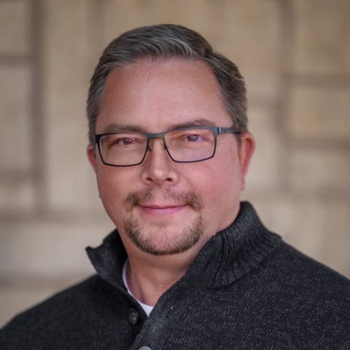 Headshot of Curtis Perry, LMFT