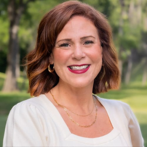 Headshot of Leslie Luttrell, LPC