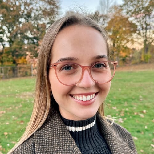 Headshot of Mackenzie Targett, APRN