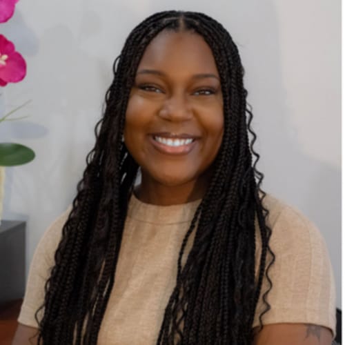 Headshot of Shontavia Mason, LPC