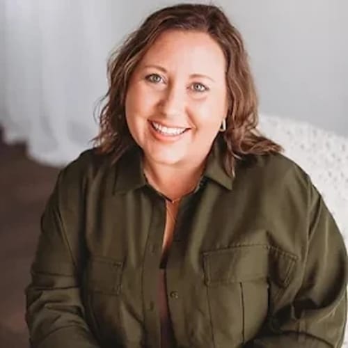 Headshot of Lindsay Loftis, LMFT