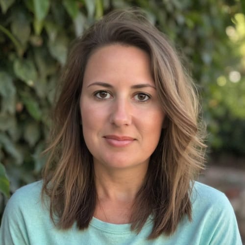 Headshot of Robin Colaluca, LCSW