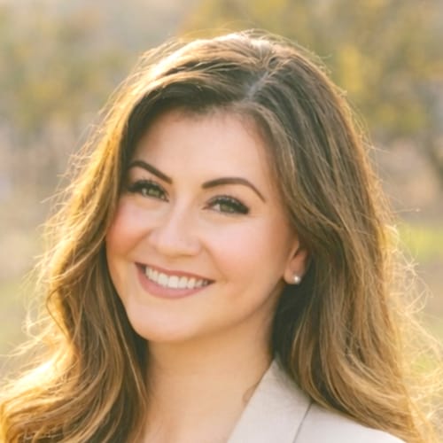 Headshot of Lilly Flores, LMFT