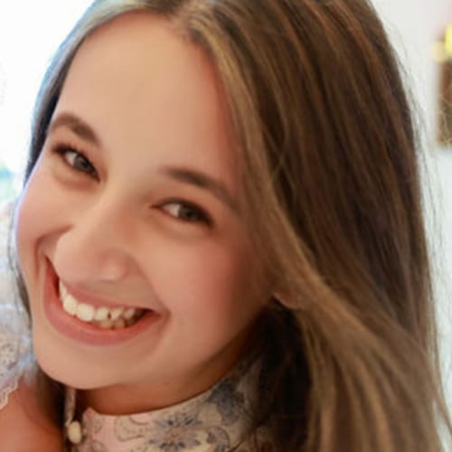 Headshot of Giselle Costales, LMHC