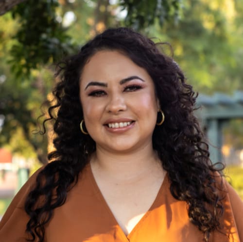 Headshot of Cinthya Pasallo, LMFT