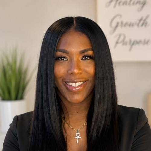 Headshot of Phenaysza Riley, LPC