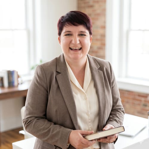 Headshot of Kelli Estrada, LCSW