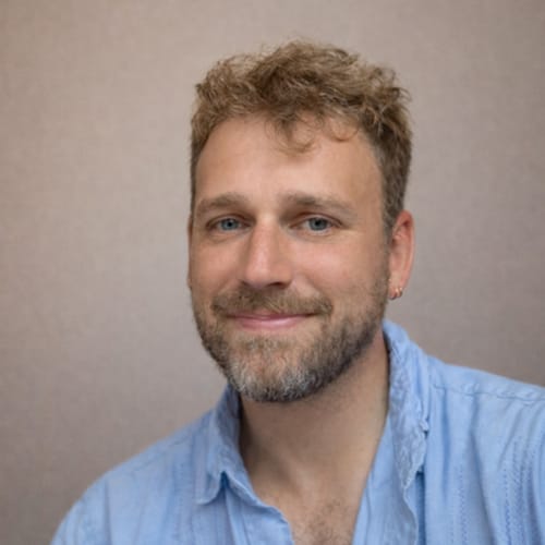 Headshot of Erik Kahn, LMFT