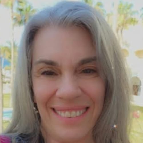 Headshot of Leslie Gordon, LCPC
