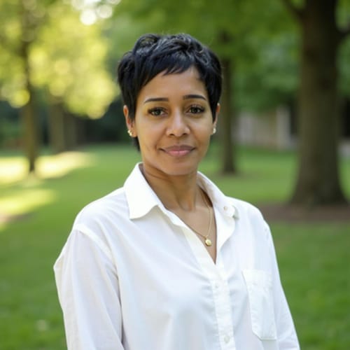 Headshot of Leigh Myers, APN