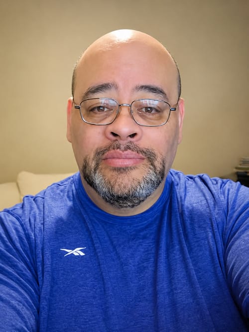 Headshot of Esau Valdez, LMFT