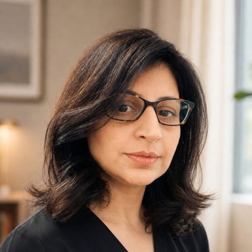 Headshot of Amna Naqvi, LMFT