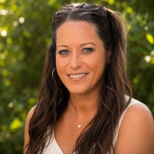 Headshot of Lara Novinski, LCSW