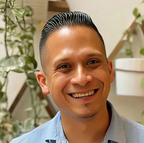 Headshot of Orlando Interiano, LMFT