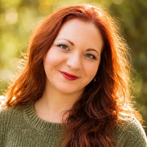 Headshot of Julie Vinci, LMFT