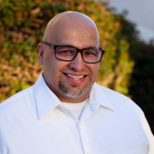 Headshot of Ronnie Fernandez, LCSW
