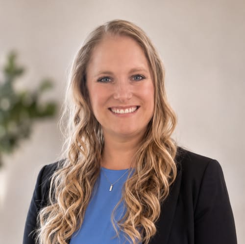 Headshot of Lauren Bracken, APN