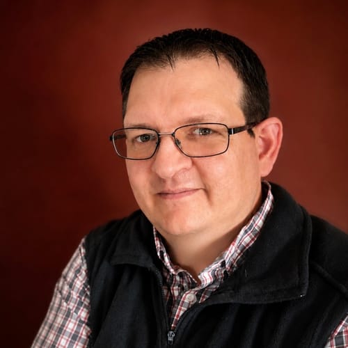 Headshot of Eric Peters, LCSW