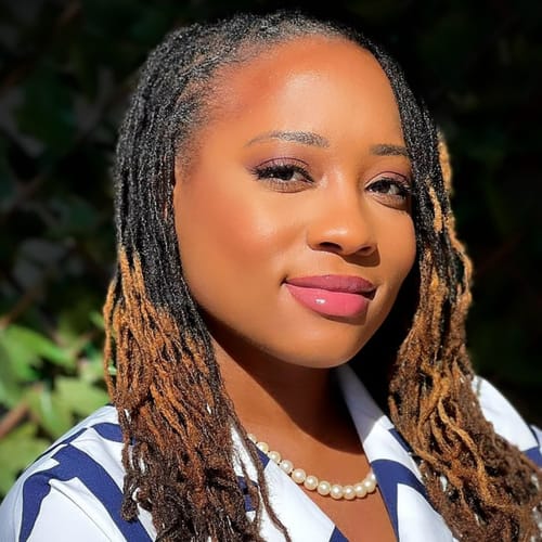 Headshot of Deshanae Benjamin, LCSW