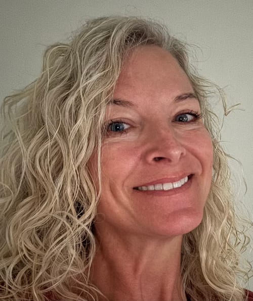 Headshot of Leslie Wright, LICSW
