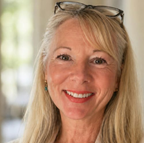 Headshot of Laura Varsamis, LCSW