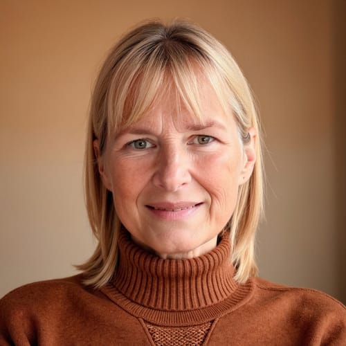 Headshot of Lori Robicheau, LICSW