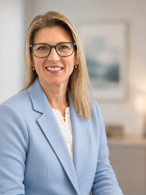Headshot of Gina Gallo, LMFT