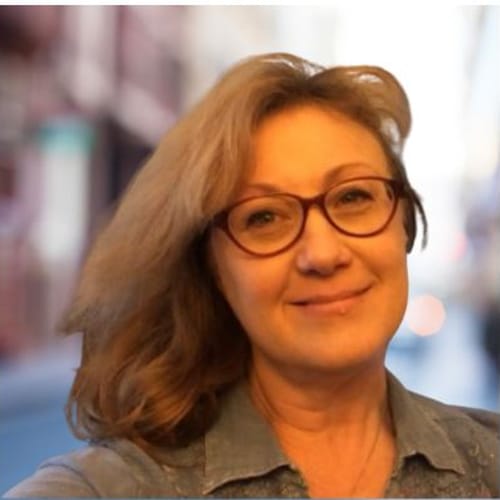 Headshot of LeAnne Wawrzaszek Schumann, LMHC