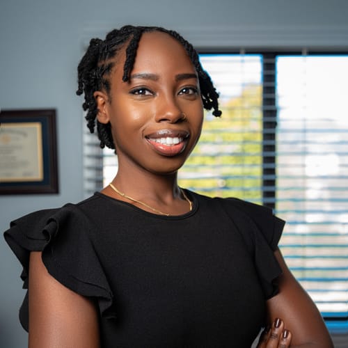 Headshot of Rolanda Raymond, LCSW