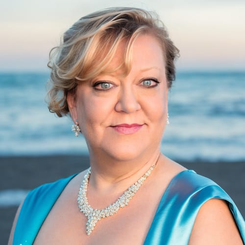Headshot of Deanna Thompson, LMHC